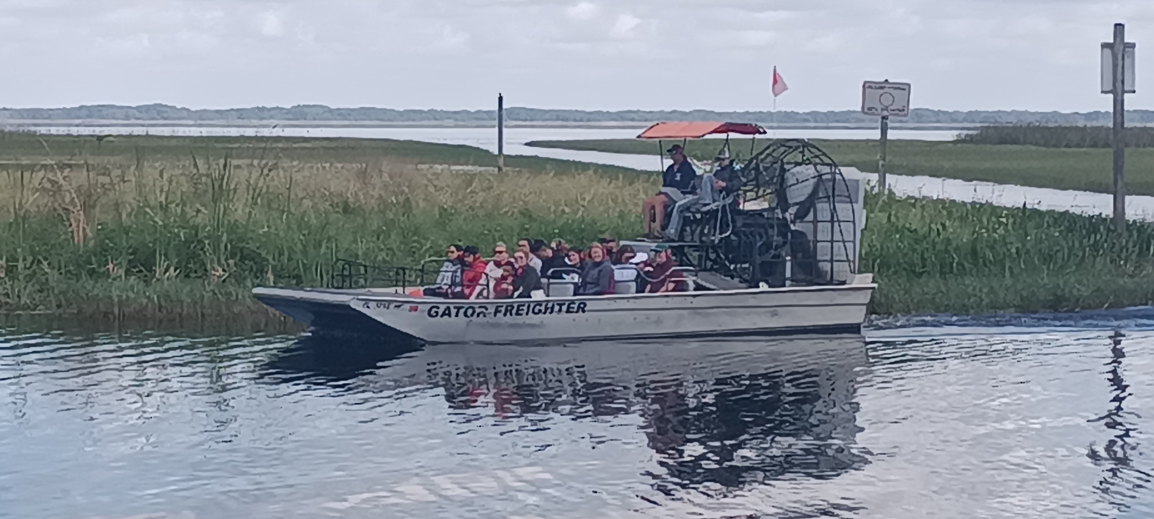 Viajar sobre una alfombra de nenúfares en un airboat